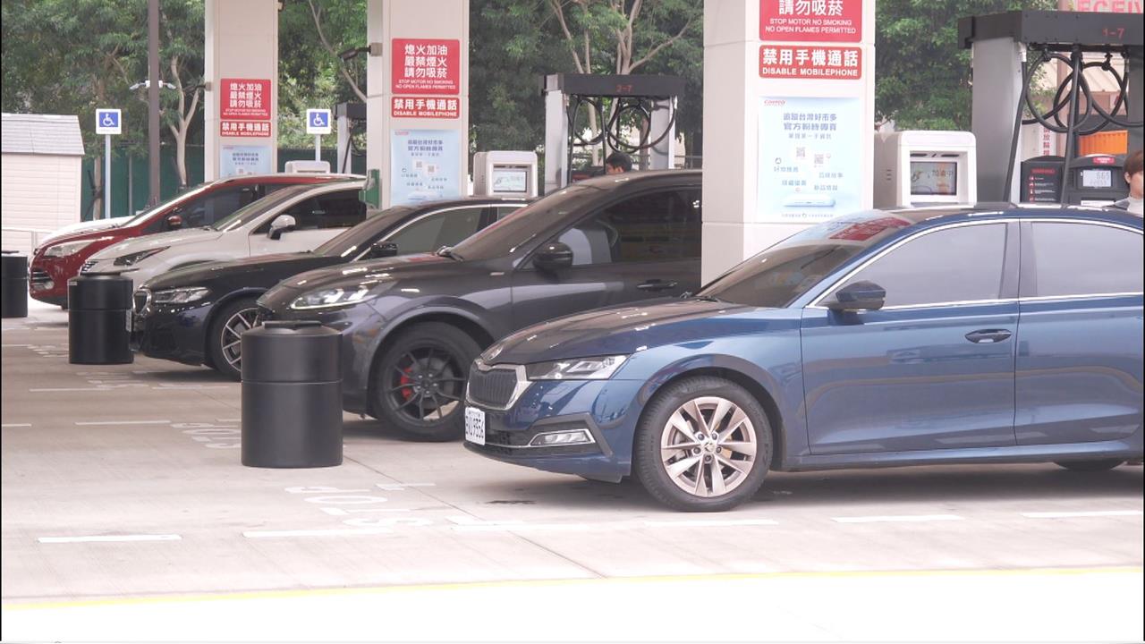 又漲價！　汽柴油明日漲１.７和１.５元　賣場加油站大排長龍