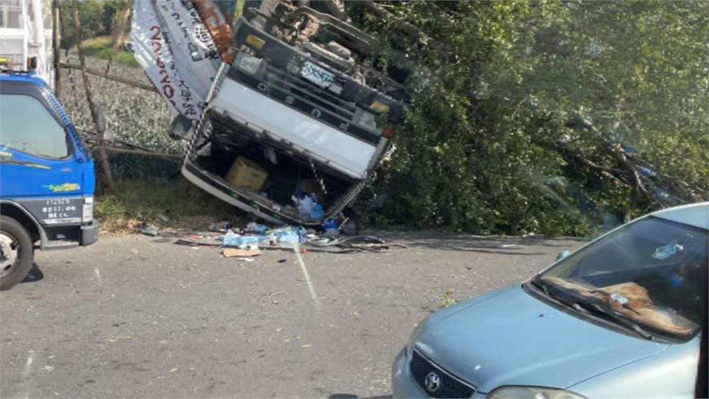 閃小貨車駕駛路口違規迴轉　混凝土車衝進田間