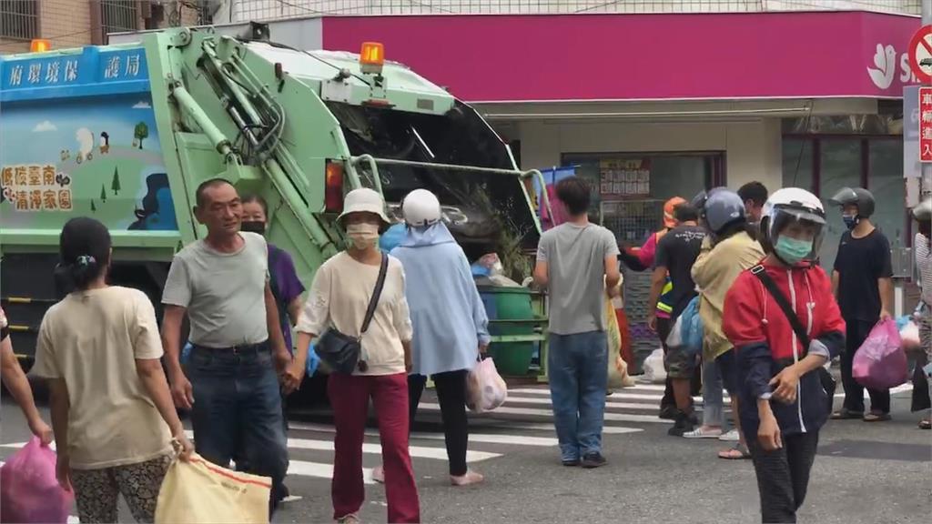 倒垃圾民眾馬路群聚　　女駕駛分心直接追撞垃圾車