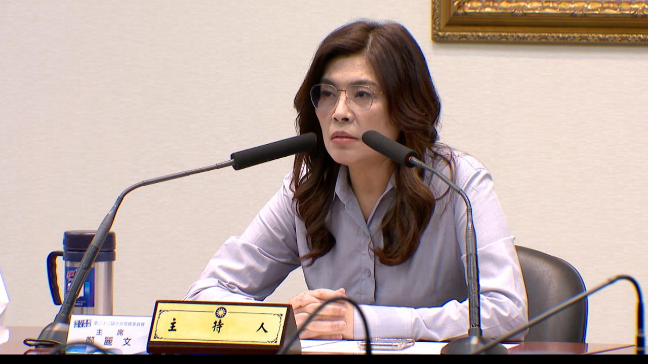 膨風不斷遭打臉？！電梯遇到也稱見面！　美參議員戴恩斯駁斥見鄭麗文：派特助去