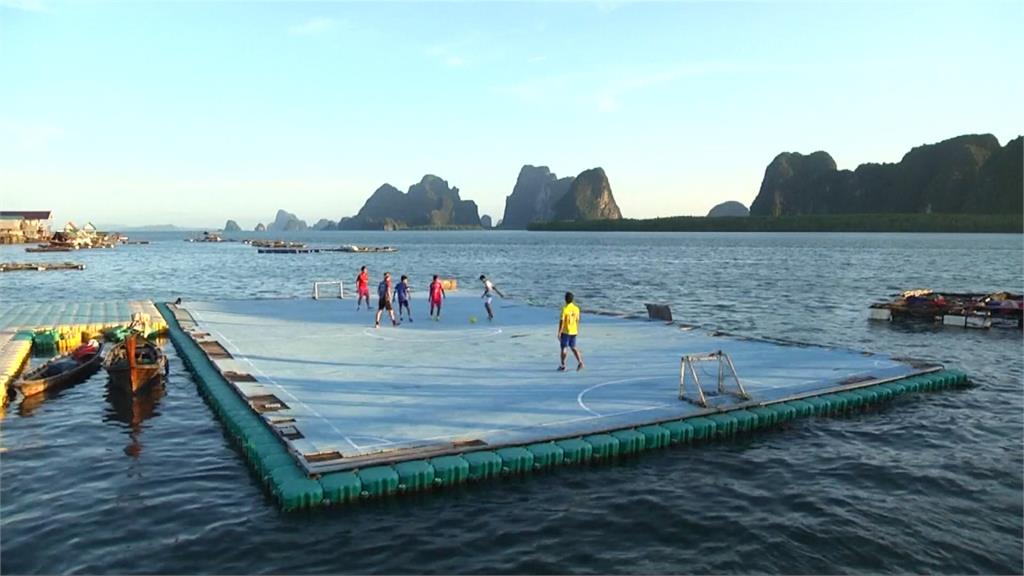 沒草地可以踢足球？泰國漁村搭出超狂「水上足球場」
