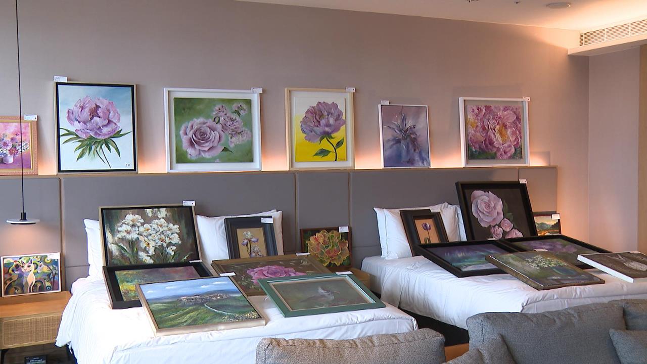 承億亞灣藝術節！飯店客房變藝術展間　油畫作品義賣為環境發聲