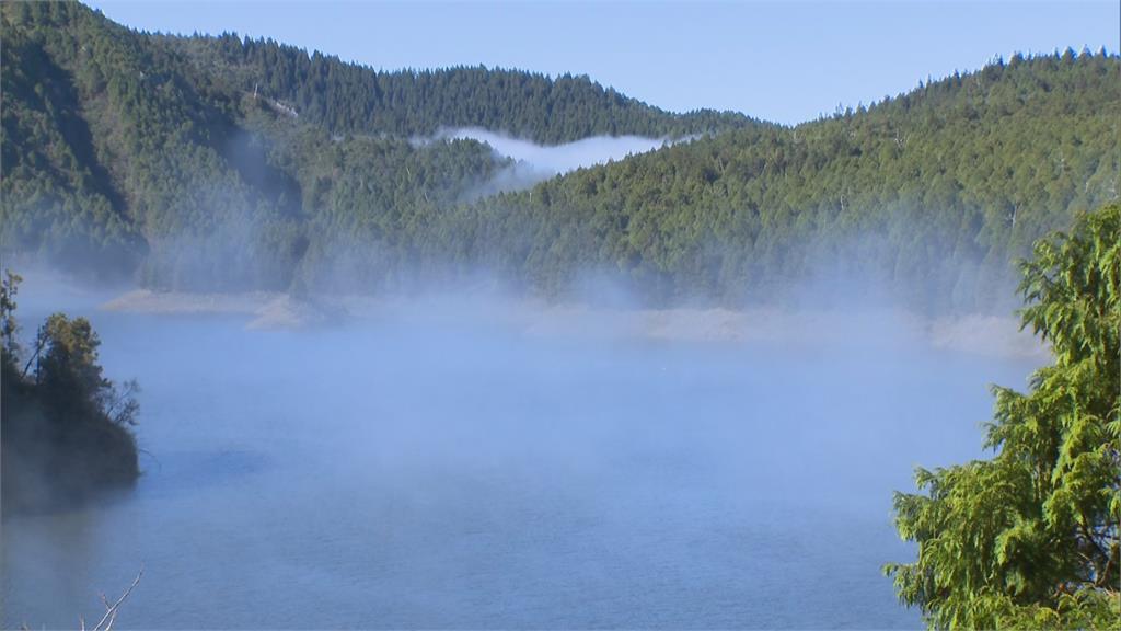太平山水氣不足未飄雪　翠峰湖伴白霧如仙境