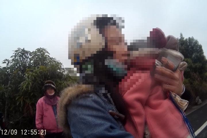 騎車載1歲幼女 母撞車自摔女臉撕裂傷