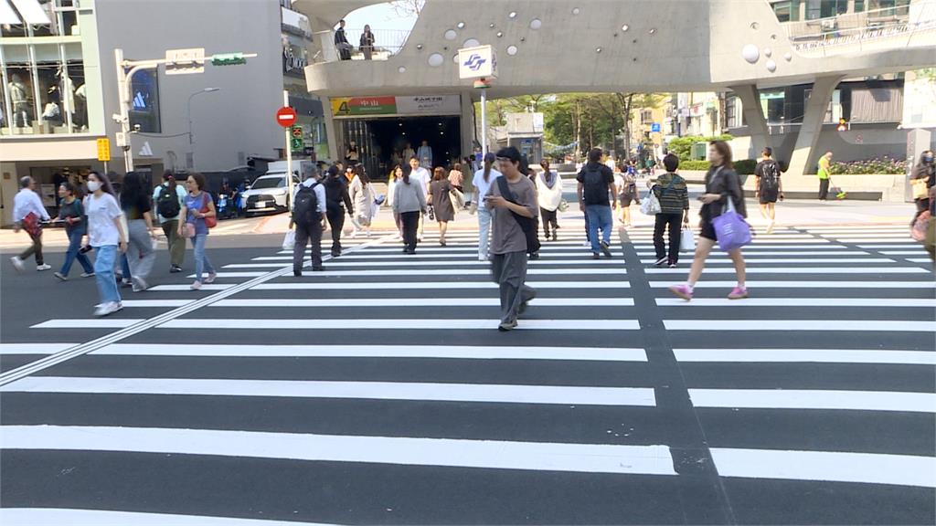 台北小澀谷「人車爭道」　交管處急畫斑馬線補救