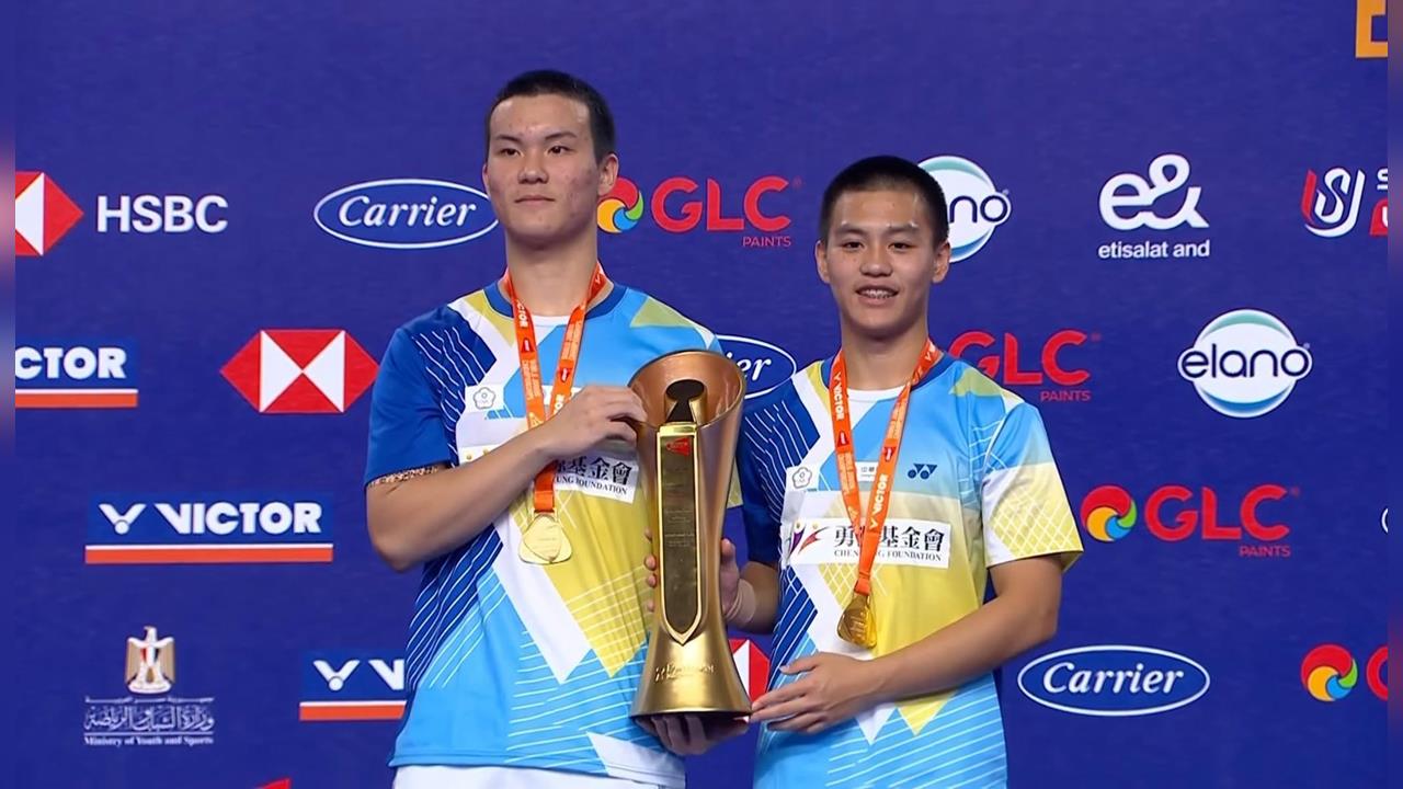 新秀李威霆／陳秉軒直落二擊退日本強敵，奪台灣隊史首面世青賽男雙金牌。（圖／BWF推特）