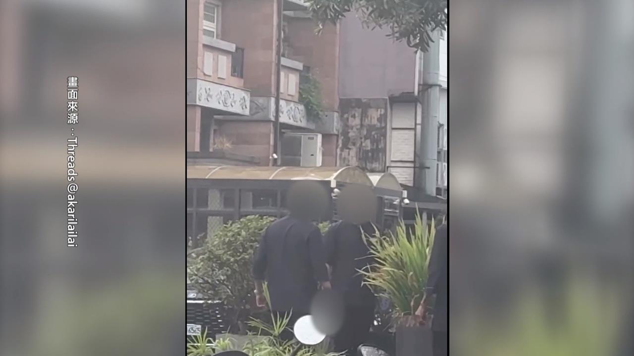 嚇壞！新竹餐廳「員工持刀吵架」　顧客拋下餐點逃離