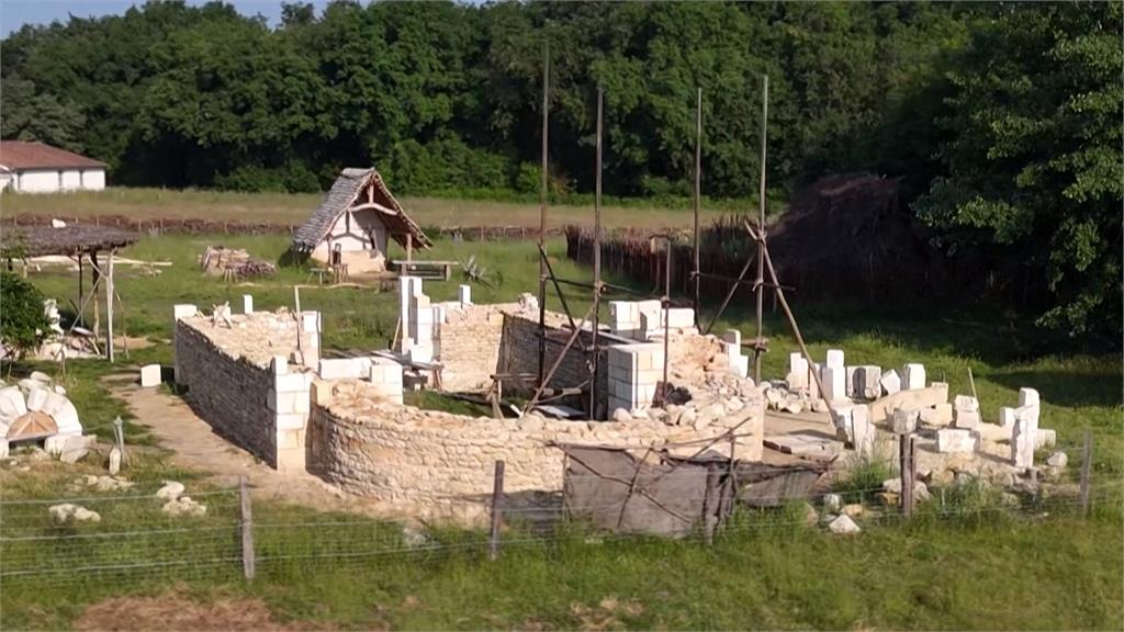 重現古建築風貌! 法國團隊用古法仿建中世紀大教堂