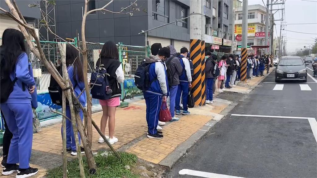 配合全中運提早開學　新竹學生搭嘸客運苦等