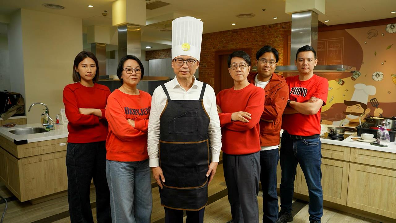 快新聞／高雄最強母雞來了！賴瑞隆化身「港都大廚」 　陪6議員參選人下廚迎新年