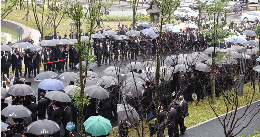 么么生前人脈廣闊！柯建銘等近千人送行　警當場捕獲3名通緝犯