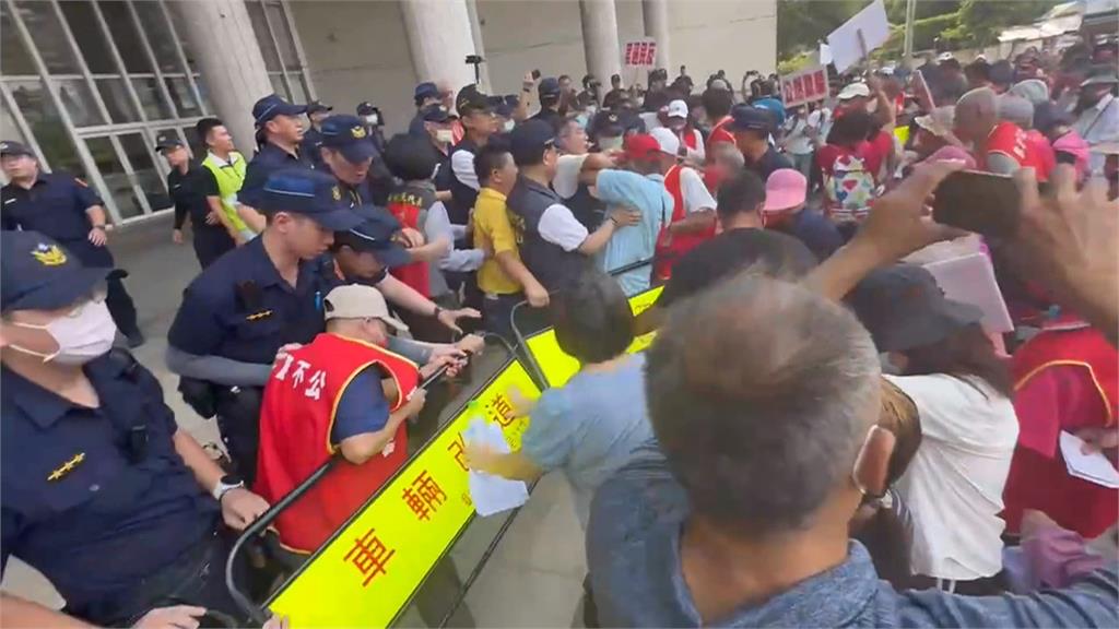 反對蓋畜牧糞尿處理中心！　居民抗議彰縣府爆推擠衝突