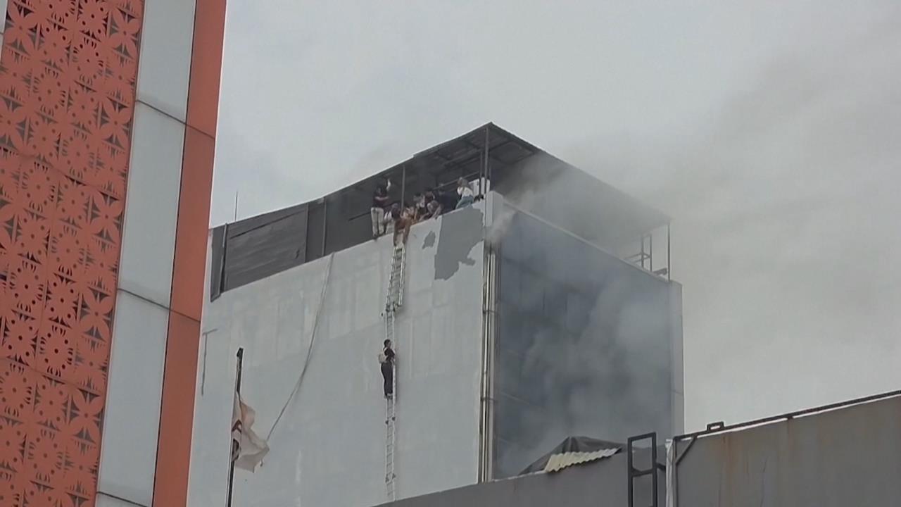 印尼雅加達7層樓建築大火釀至少22死　目擊者：一樓有電池爆炸