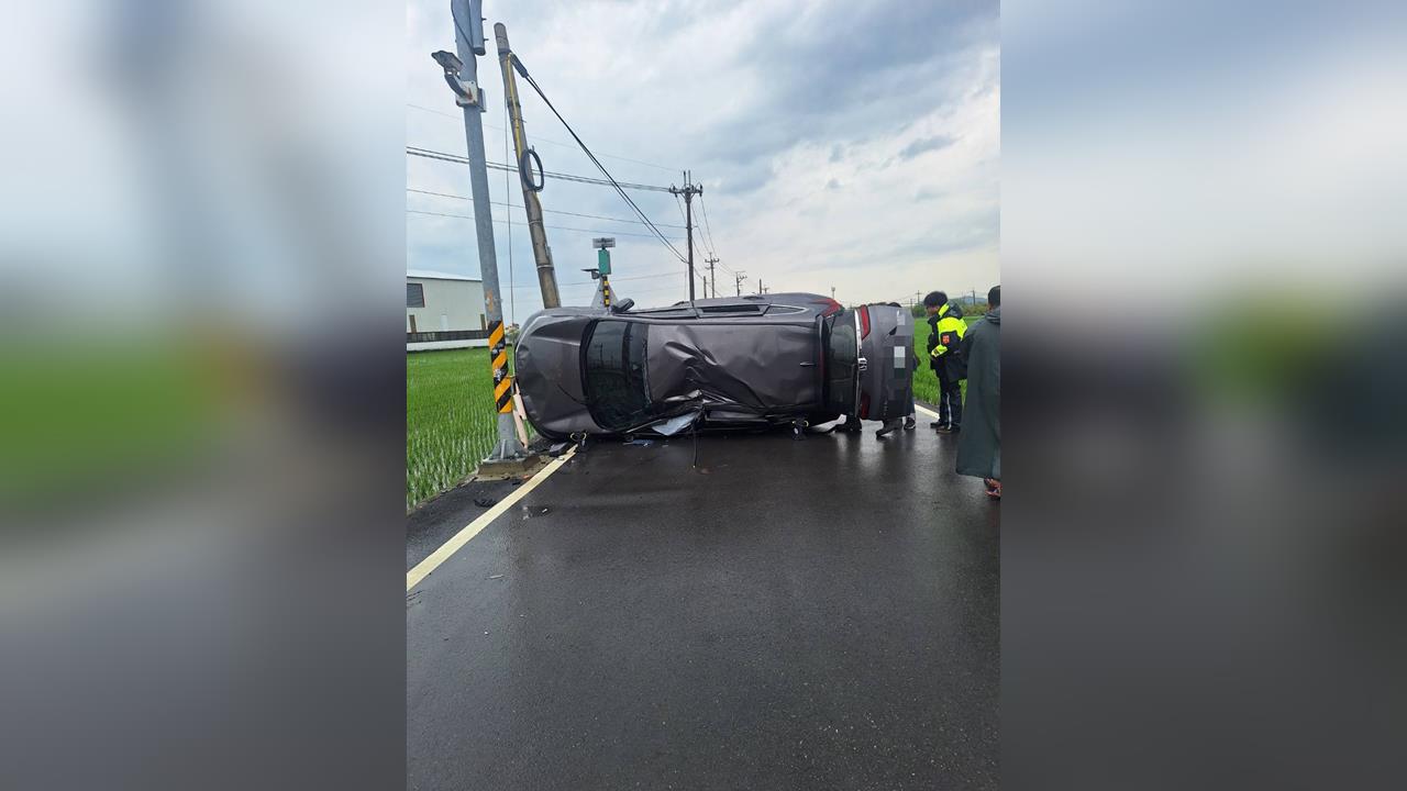 快新聞/苗栗苑裡路口車禍!小客車側翻2人受傷送醫 現場畫面曝光