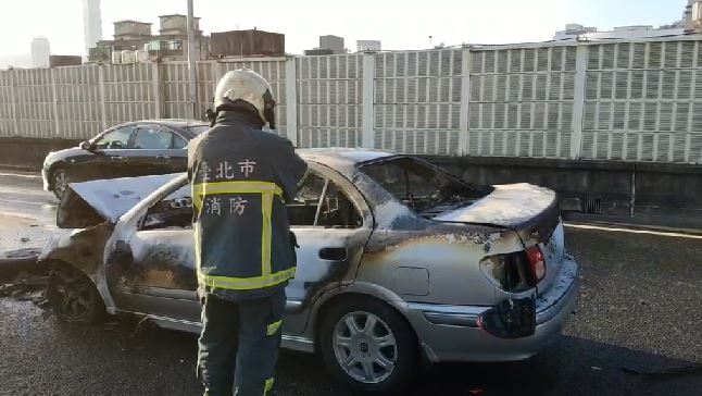 快新聞／轎車追撞釀火燒車！ 台北市市民高架車流一度回堵