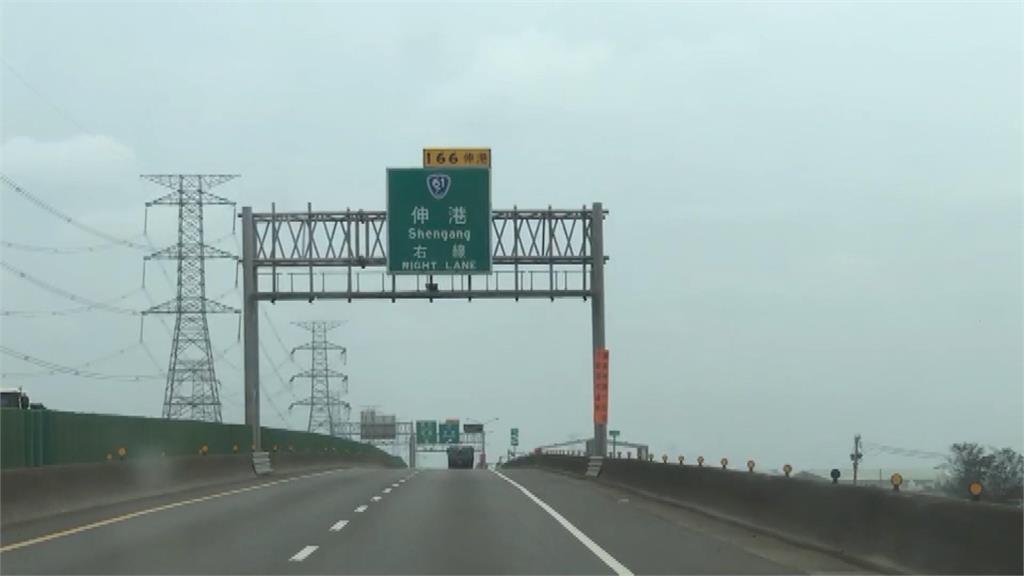 連假車況多！2車爭道當街開罵　機車大喇喇飆上國道