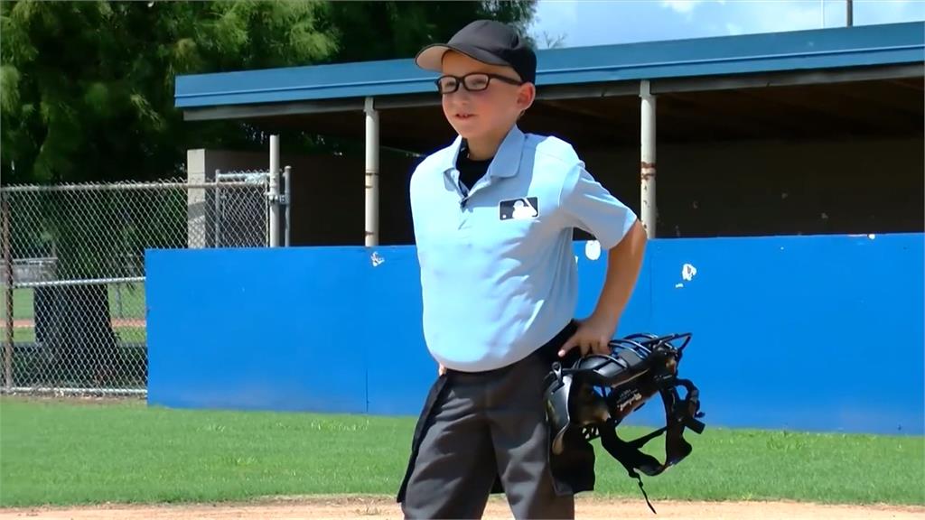 從小熟讀棒球規則！　7歲棒球小裁判執法展現專業度