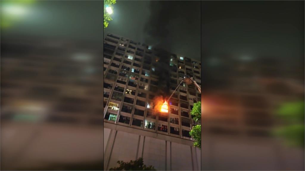 高雄鹽埕區七賢大樓夜間竄火 逾5百名住戶緊急疏散 6人不適送醫