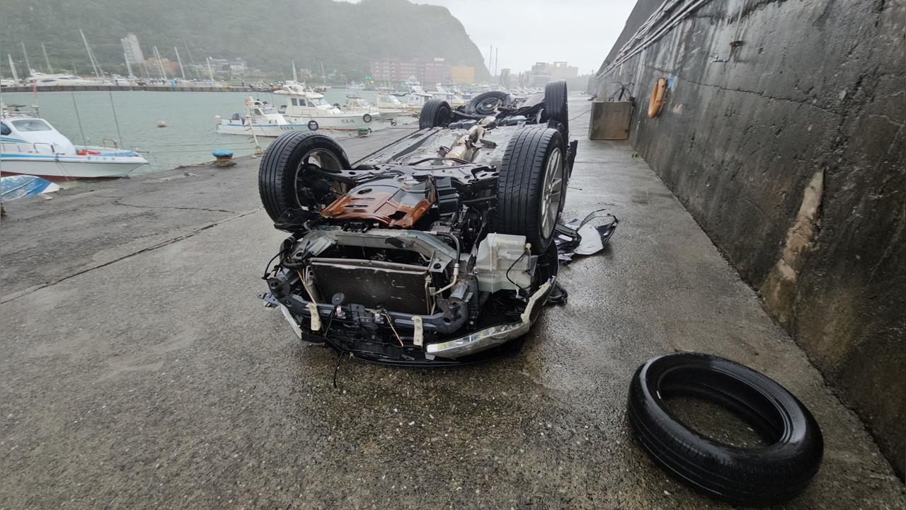 快新聞／雨橫風狂！汐止邊坡土石流路樹倒塌　碧砂漁港遊艇、汽車遭吹翻