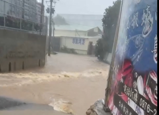 台中暴雨狂襲沙鹿！　滾滾泥流灌入店家