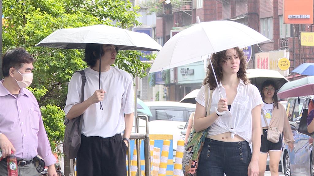 「卡努」東北部外海緩慢散步　估明晚8點大轉彎
