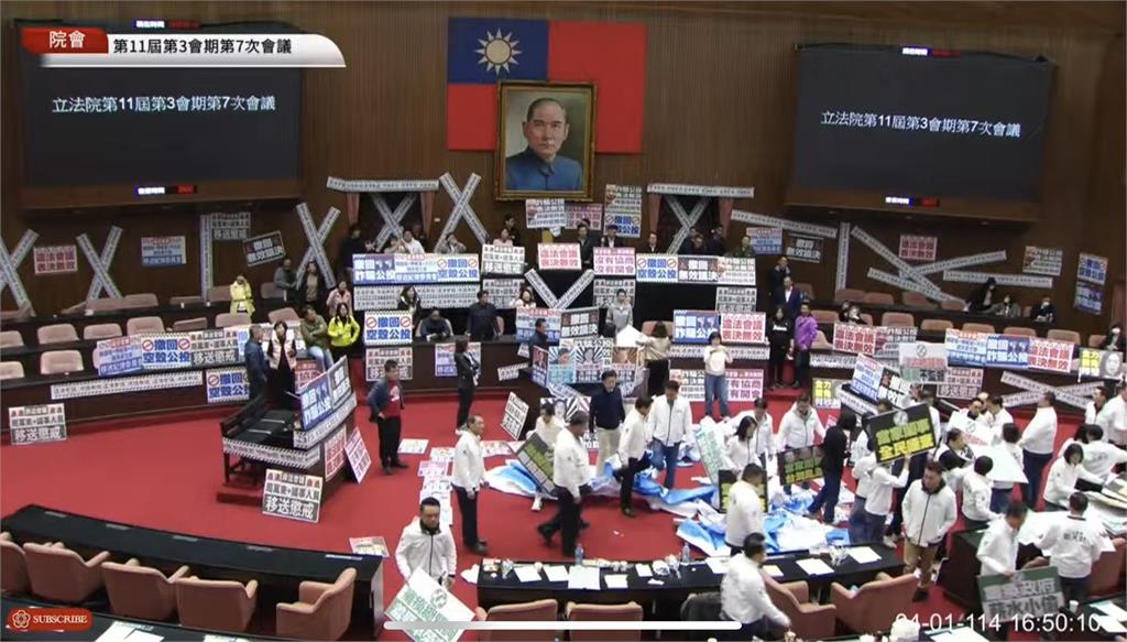 快新聞／有那麼怕？國民黨團入議場再度踩爛「罷」字　相關畫面曝光