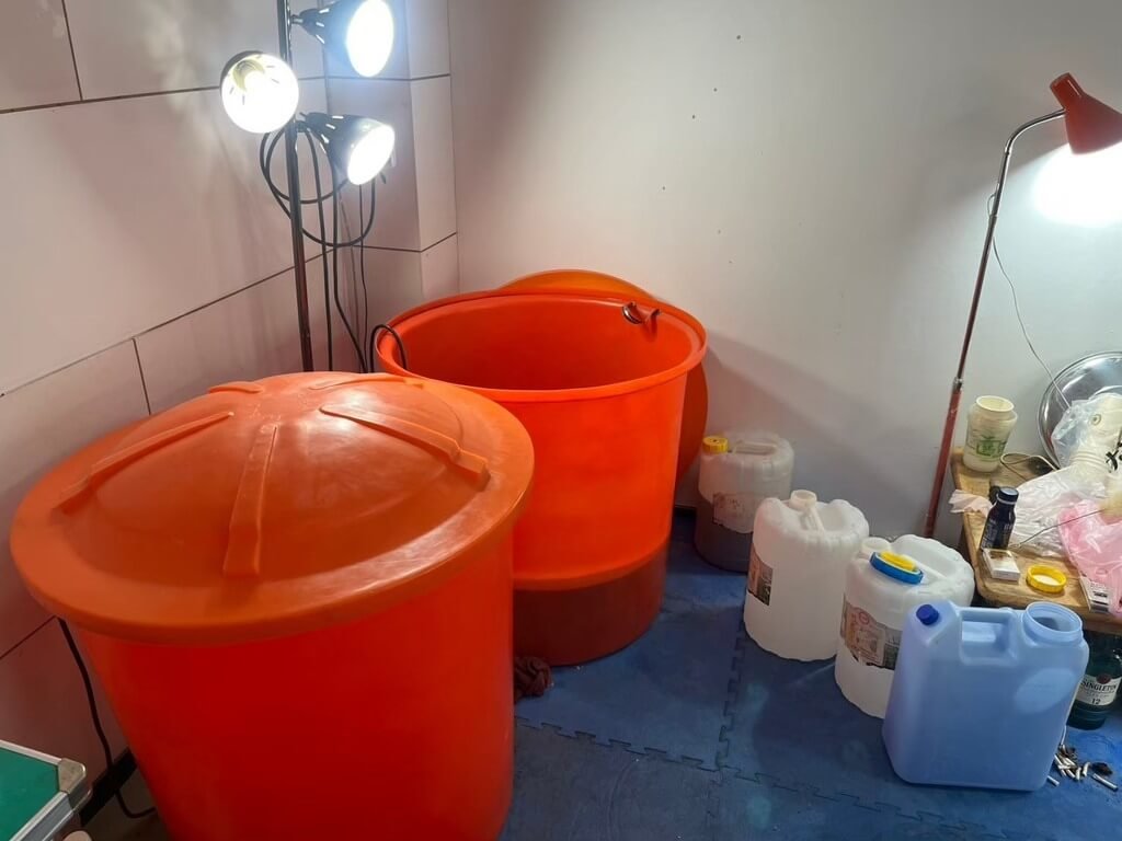 合法酒商收購舊瓶裝假酒　警破偽酒集團逮23人送辦