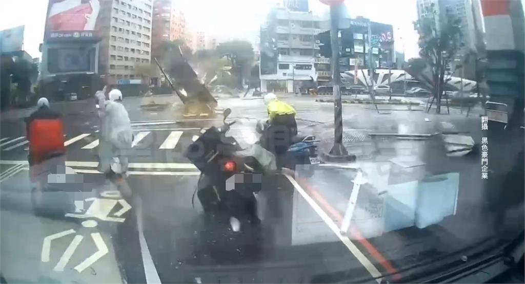 快新聞／從天而降！台中新光三越氣爆噴飛牆窗直落地　騎士見狀棄車狂奔畫面曝光