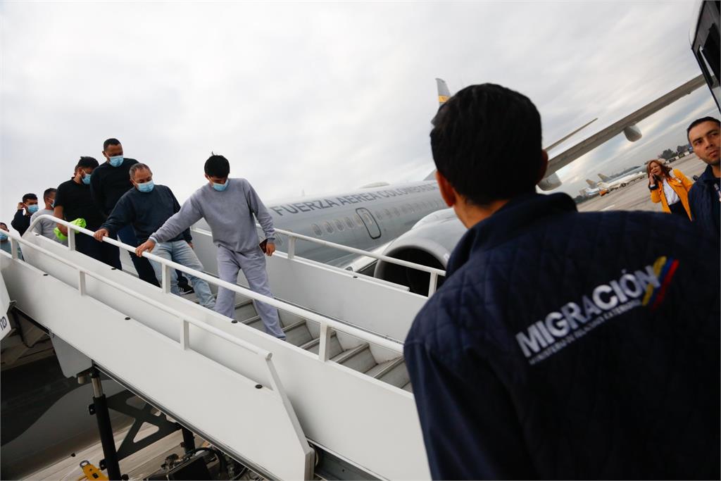 哥倫比亞自派兩架軍機　自美國接回201名被遣返移民