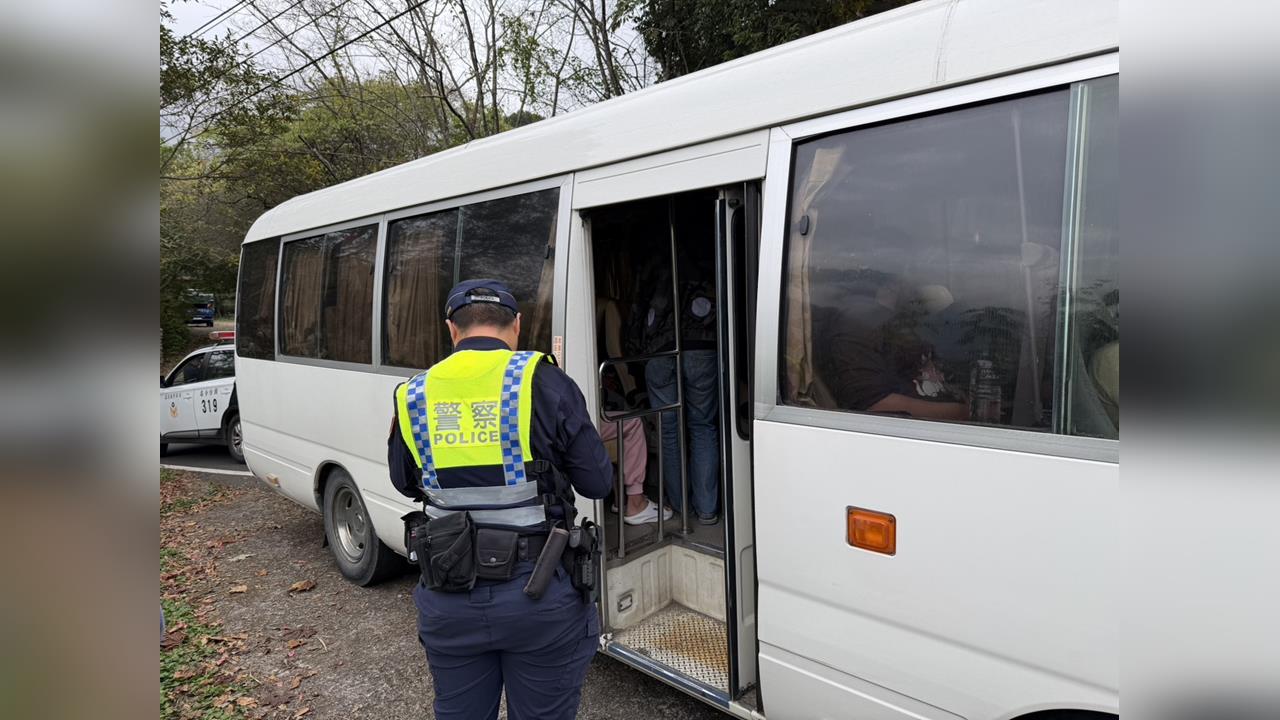 中巴行駛禁行路段! 車內竟是"22名失聯移工"上山採野薑