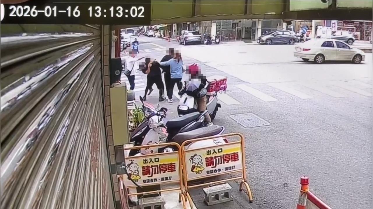 買手機變街頭格鬥？！　　一家四口「３打１」勇壓騷擾男