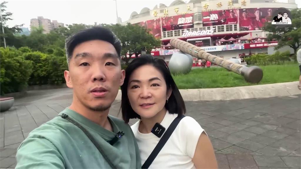 大開眼界！香港夫妻初體驗台灣棒球賽　被啦啦隊應援驚豔：一呼百應