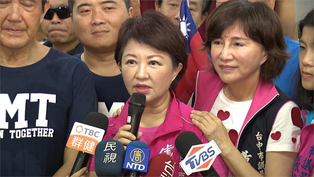 馬英九卸任趴趴走 攜盧秀燕水湳市場掃街