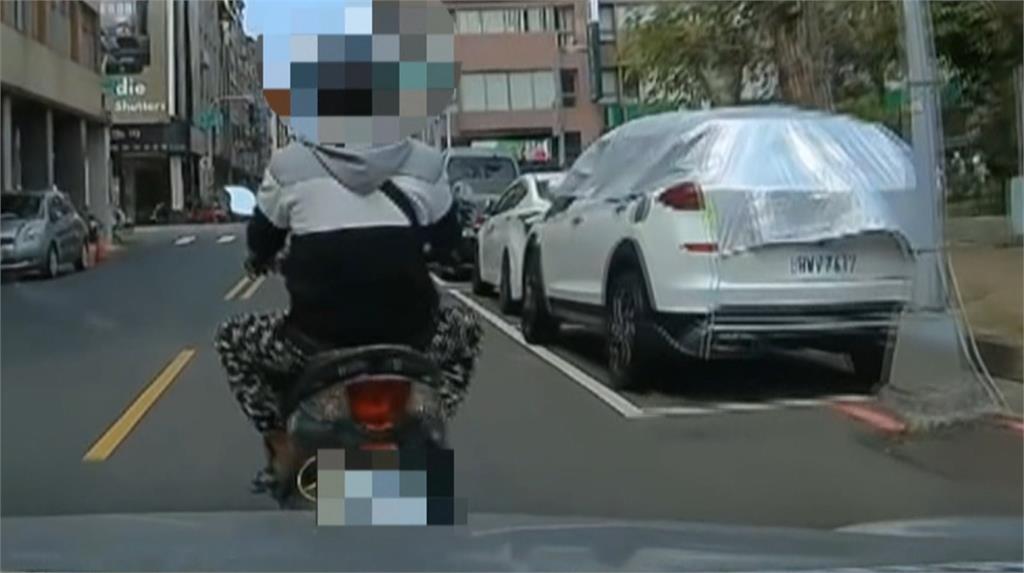 高雄騎士疑似不滿被超車　奇葩「繞車逼車」下場慘了