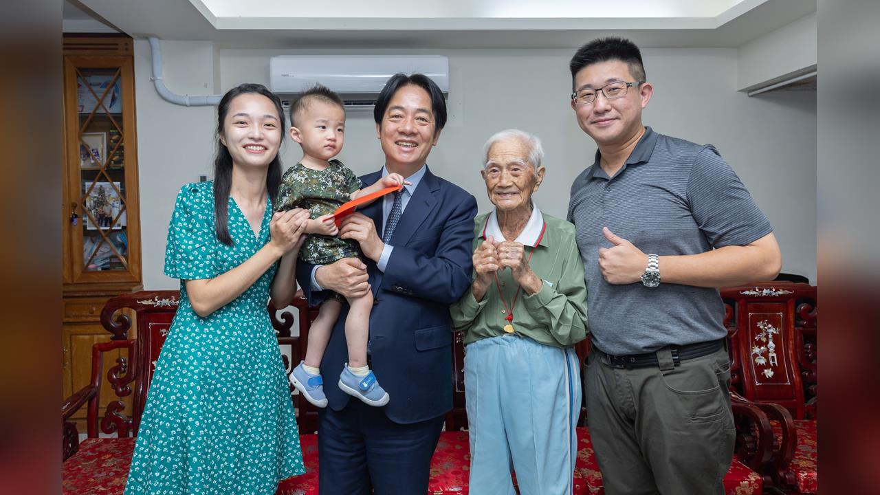 快新聞/重陽節提前開暖!總統探望百歲人瑞 秒變「賴阿公」抱萌娃