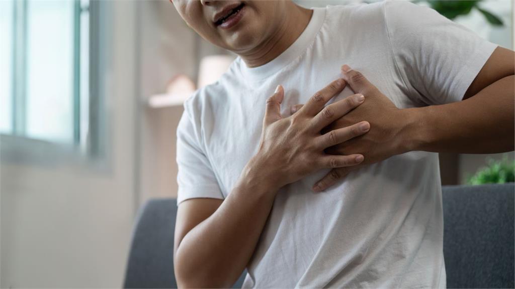 胸口悶痛，提不上氣憂猝死？中醫提「3警訊」判斷、「3穴自救法」一次看！