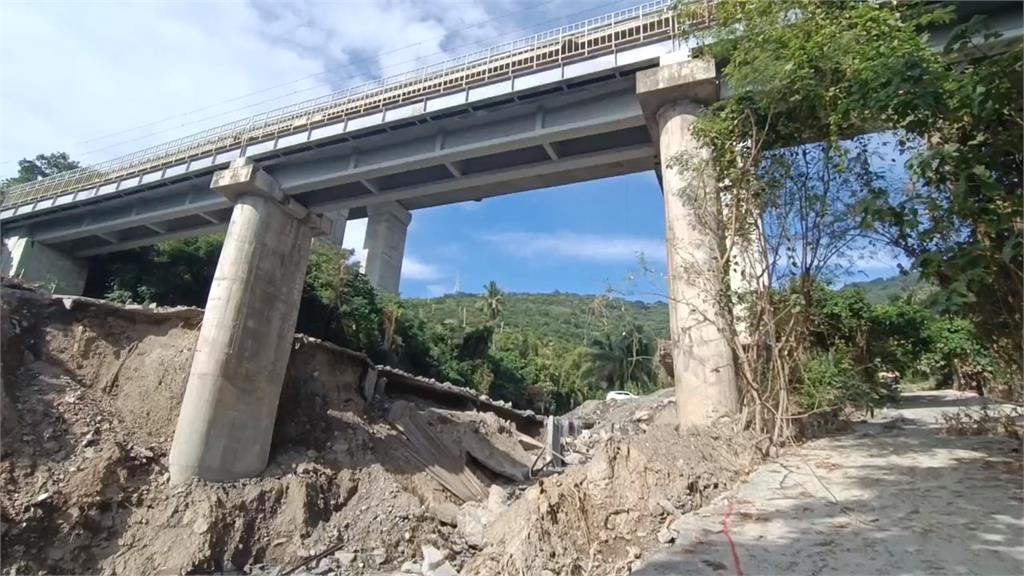 山陀兒釀土石流肆虐　南迴鐵公路橋墩地基掏空