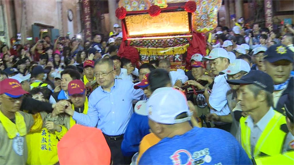 <em>大甲媽</em>深夜起駕 警力護駕20分鐘抵開化寺