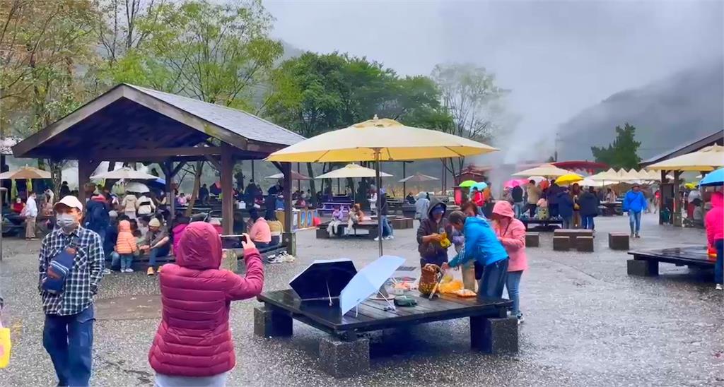 降溫有感民眾出門興致不減　地熱公園湧人潮大啖溫泉美食