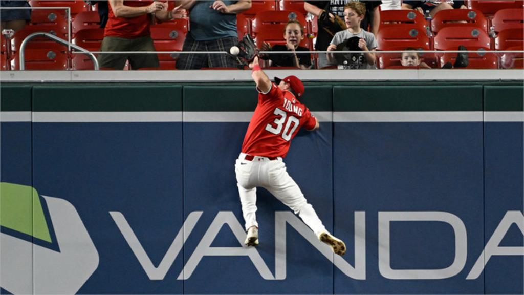 MLB(影)／5星級華盛頓航空！國民外野手「沒在開玩笑」墊步起飛「搶劫全壘打」