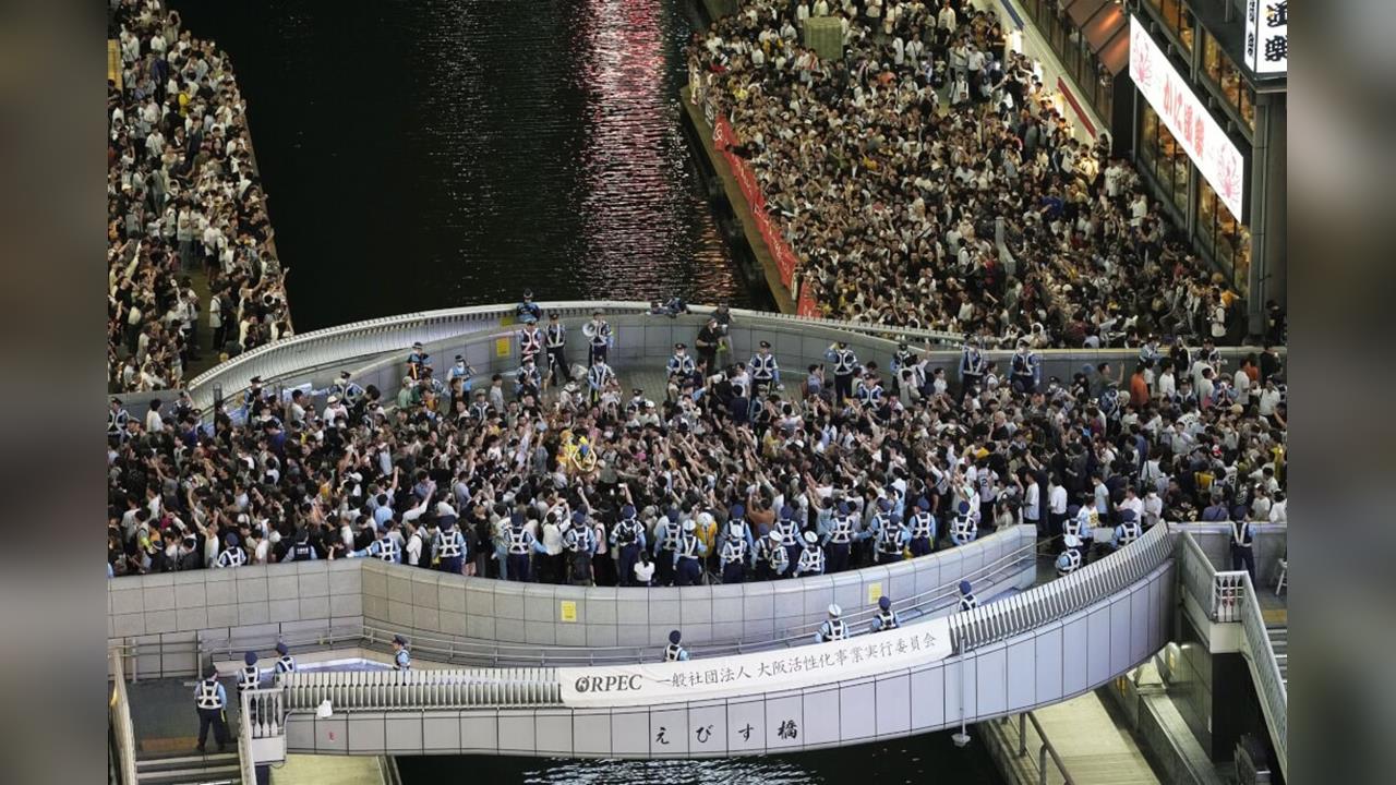 日職／上千警力鎮守還是要跳水慶祝！阪神首度央聯二連霸  球迷突破封鎖跳道頓堀川