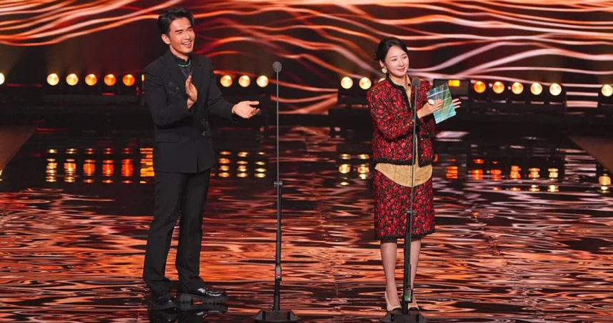 金鐘61／李沐一身紅花裝登台！網吐槽「像丈母娘敬酒」　3件香奈兒要93萬