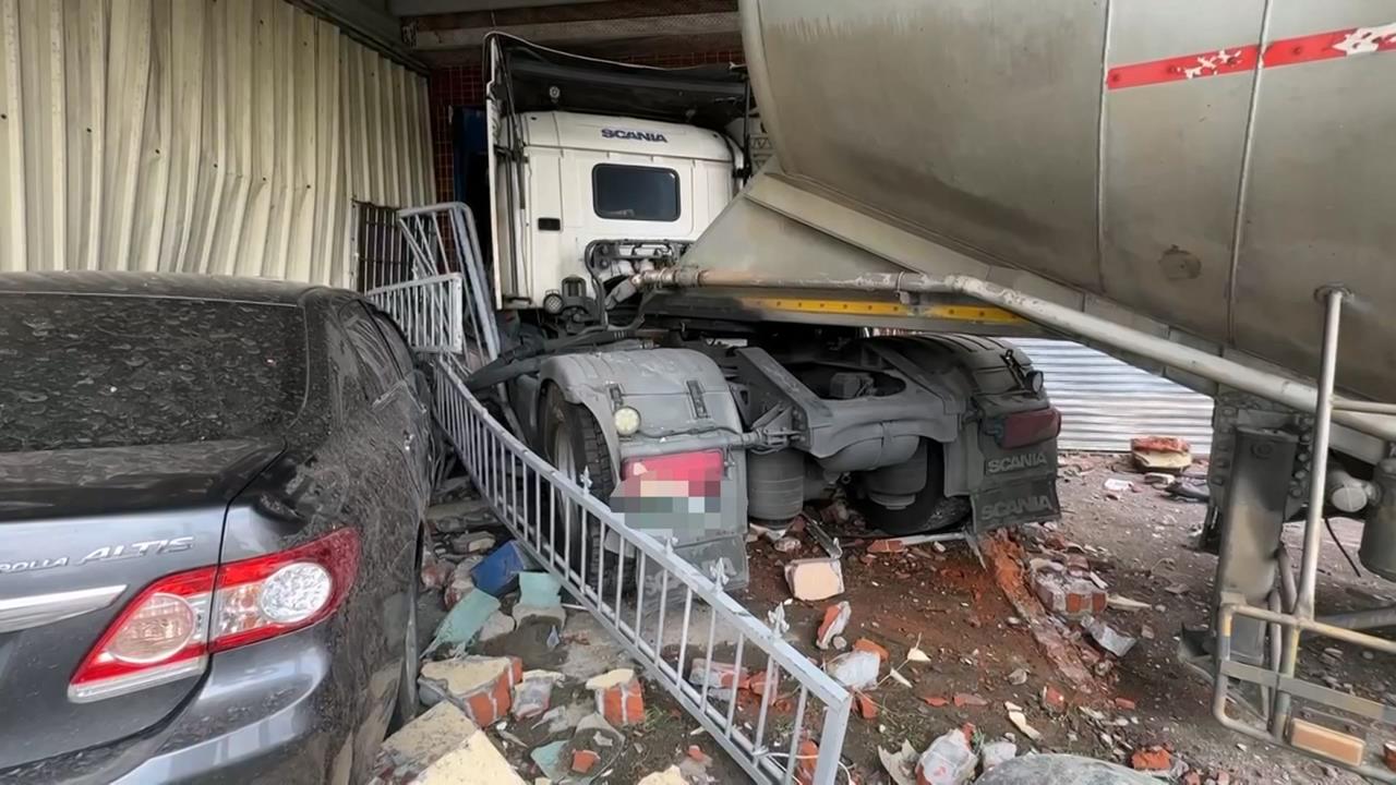 嚇壞！水泥車失控撞入民宅　駕駛稱喝水嗆到不慎失控