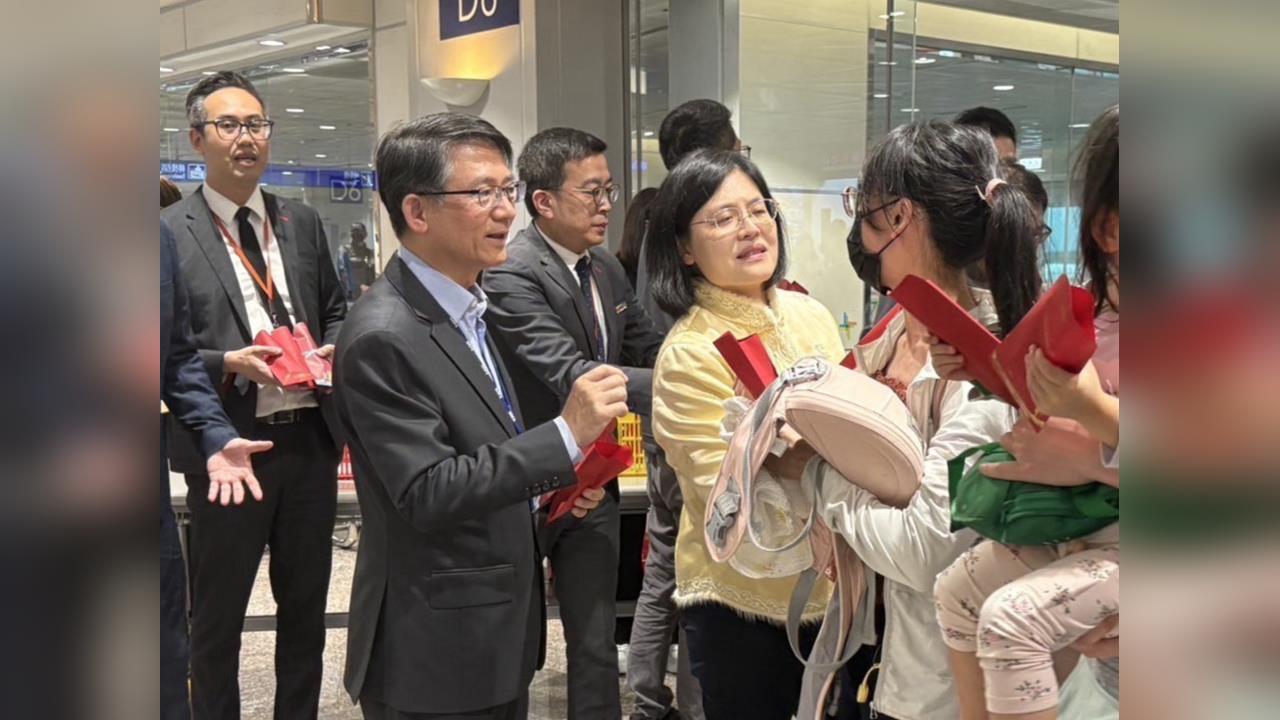 快新聞／中東情勢緊張！杜拜首班返台班機載275人平安歸國　外交部到場慰問