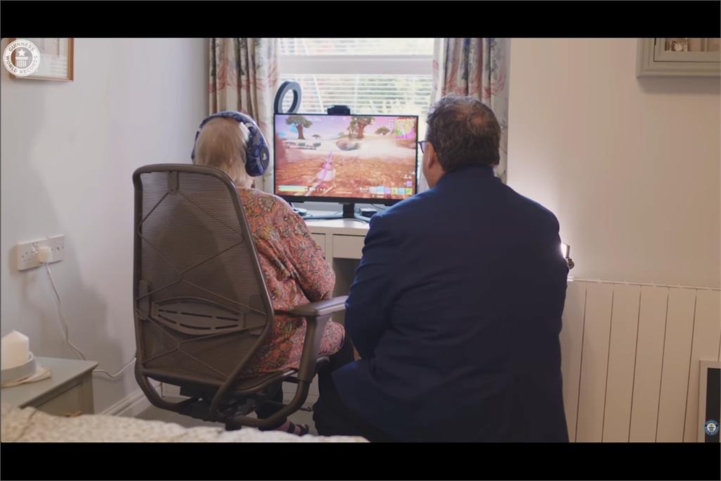 孫子一句「沒人看」激起鬥志！78歲阿嬤狂玩《Fortnite》　如今成金氏紀錄保持人
