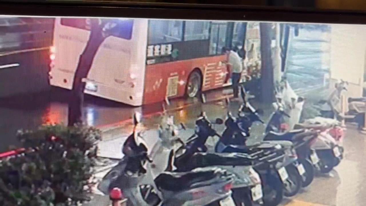 雨後多處坍塌！公車靠站陷坑洞　工程單位加緊搶修