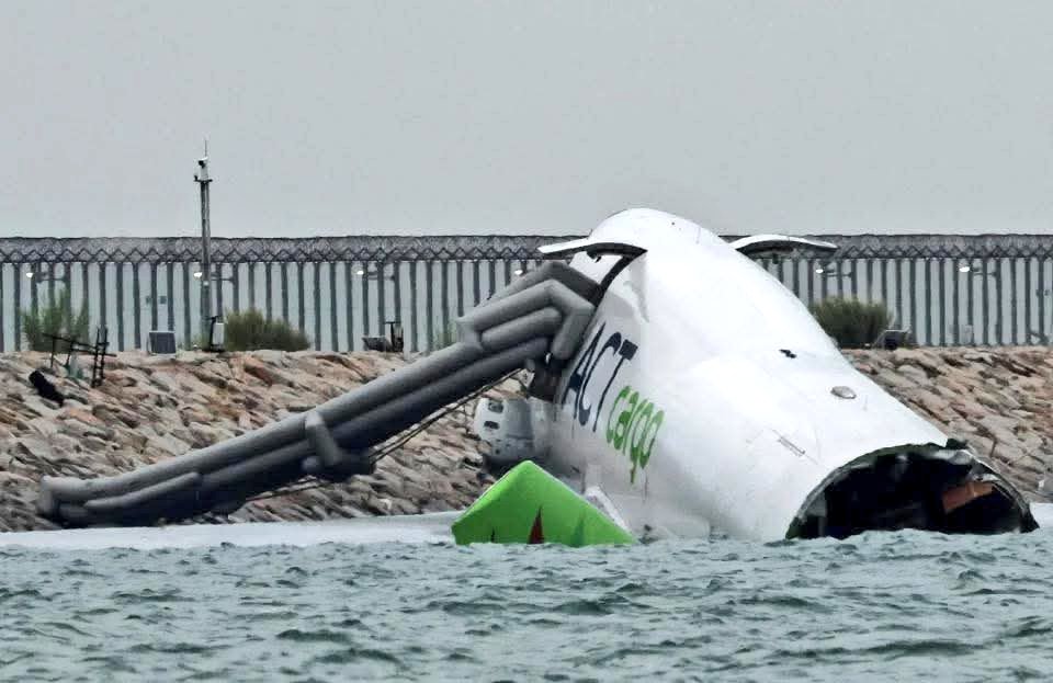 墜海畫面曝！阿聯酋貨機降落失控　機尾對折斷裂釀2死悲劇