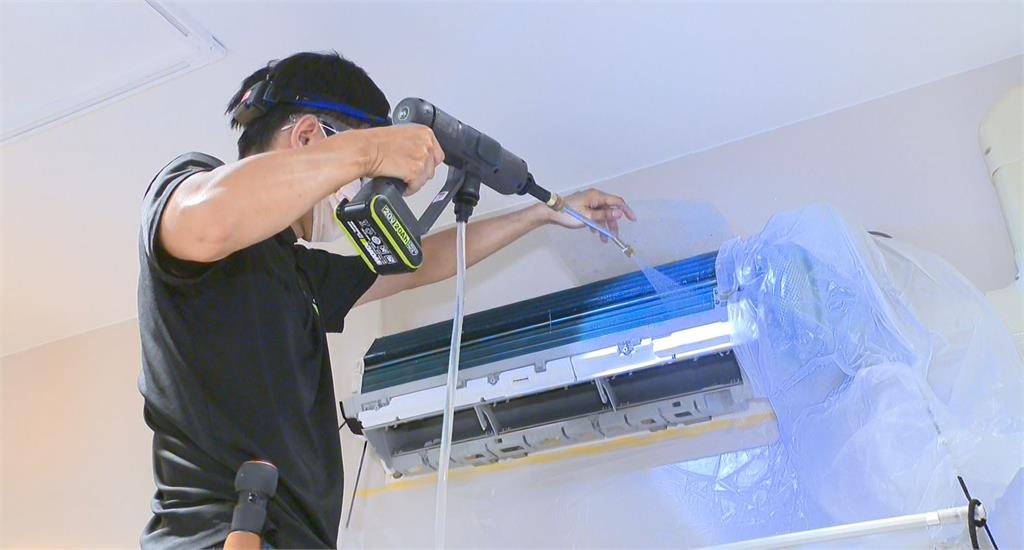 盛夏新商機！冷氣清潔訂單暴增　預約洗冷氣要排3～5天