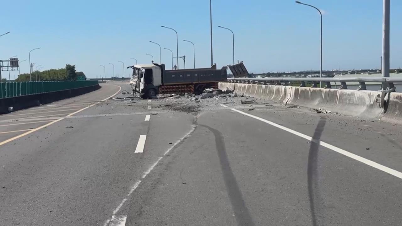 台78線大貨車爆胎自撞　後方轎車再撞警車釀2傷