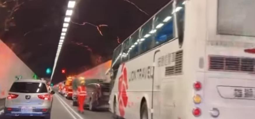 快新聞／國5雪山隧道「7車追撞」車流回堵　僅內側開放通行